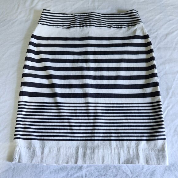 RW&CO Pencil Skirt Women's Size Medium White and Blue Stripes Back Slit - Picture 2 of 5